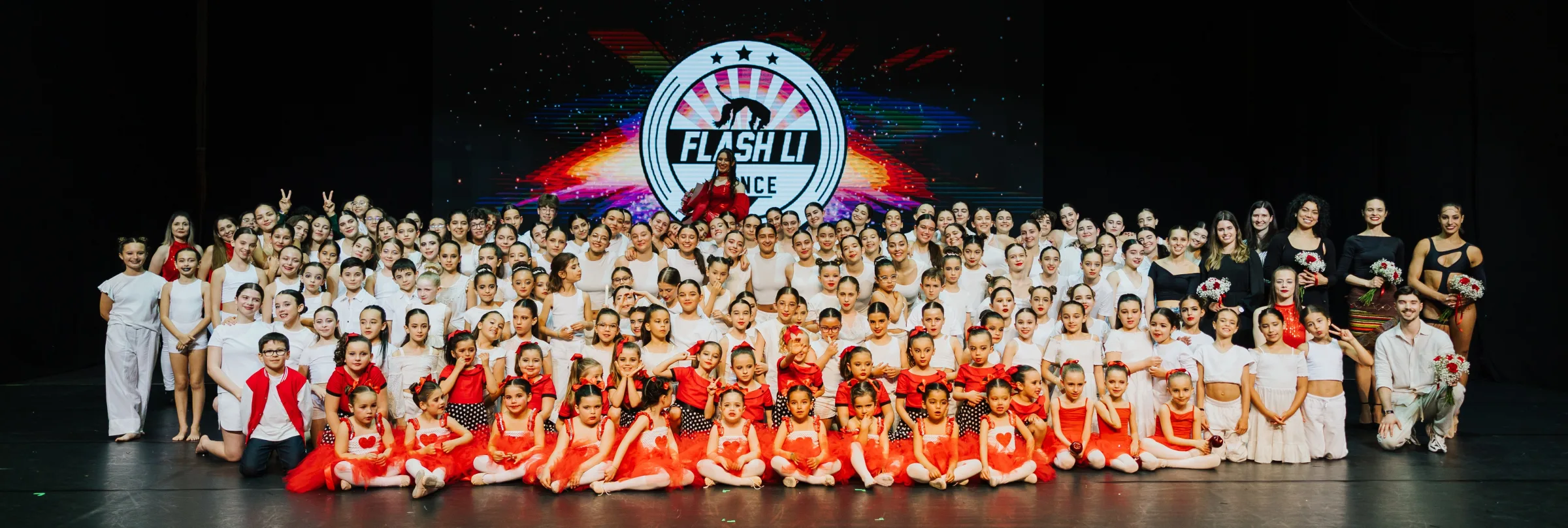 A evolução do logótipo da Flash Li Dance School: cinco selos que crescem da esquerda para a direita, do mais pequeno e claro ao maior e a cores, sob uma seta ascendente.